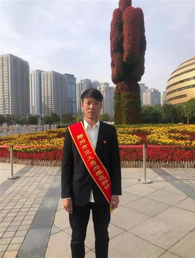 39岁曾在郑州暴雨期间连救三人获“见义勇为”称号pg模拟器电脑版“菜刀哥”李坤朋突发疾病去世年仅(图2)