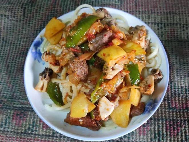 人都没吃过的美食;巴楚蘑菇拌面！pg电子免费模拟器99%的新疆(图2)
