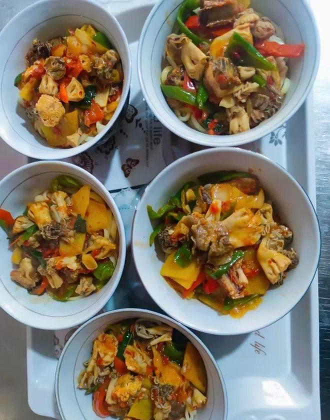 人都没吃过的美食;巴楚蘑菇拌面！pg电子免费模拟器99%的新疆(图5)