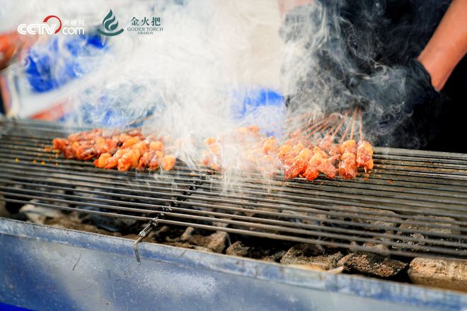 ”烧烤大赛如火如荼召开调味区大放异彩！pg电子模拟器试玩2025西昌“金火把(图4)