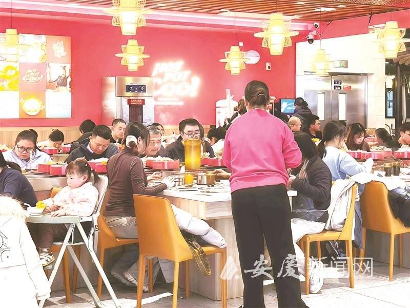 其乐融融——安庆冬日“火锅经济”两头热pg电子试玩网站免费店内一座难求家中(图1)